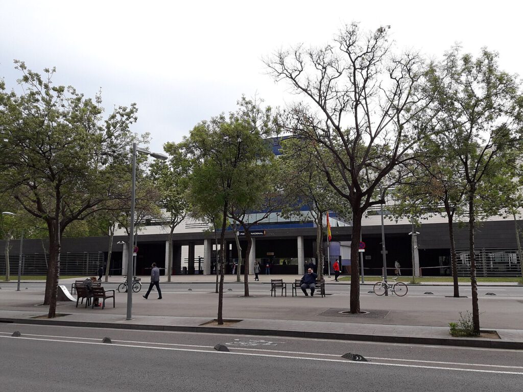 Entrada de la comisaría de la Policía Nacional en la Rambla de Guipúscoa, Sant Martí